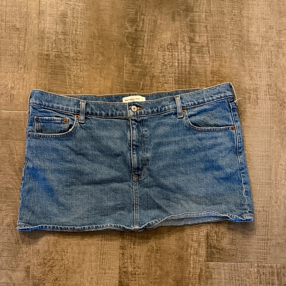 Abercrombie Mid Rise mini skirt